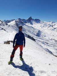 Michel au sommet, encadrant un fond de Pelvoux Michel au sommet, encadrant un fond de Pelvoux